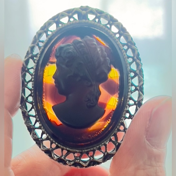 VTG Amber / Tigers-Eye Cut Glass Cameo Woman Facing Left 2.25”L - Picture 6 of 7
